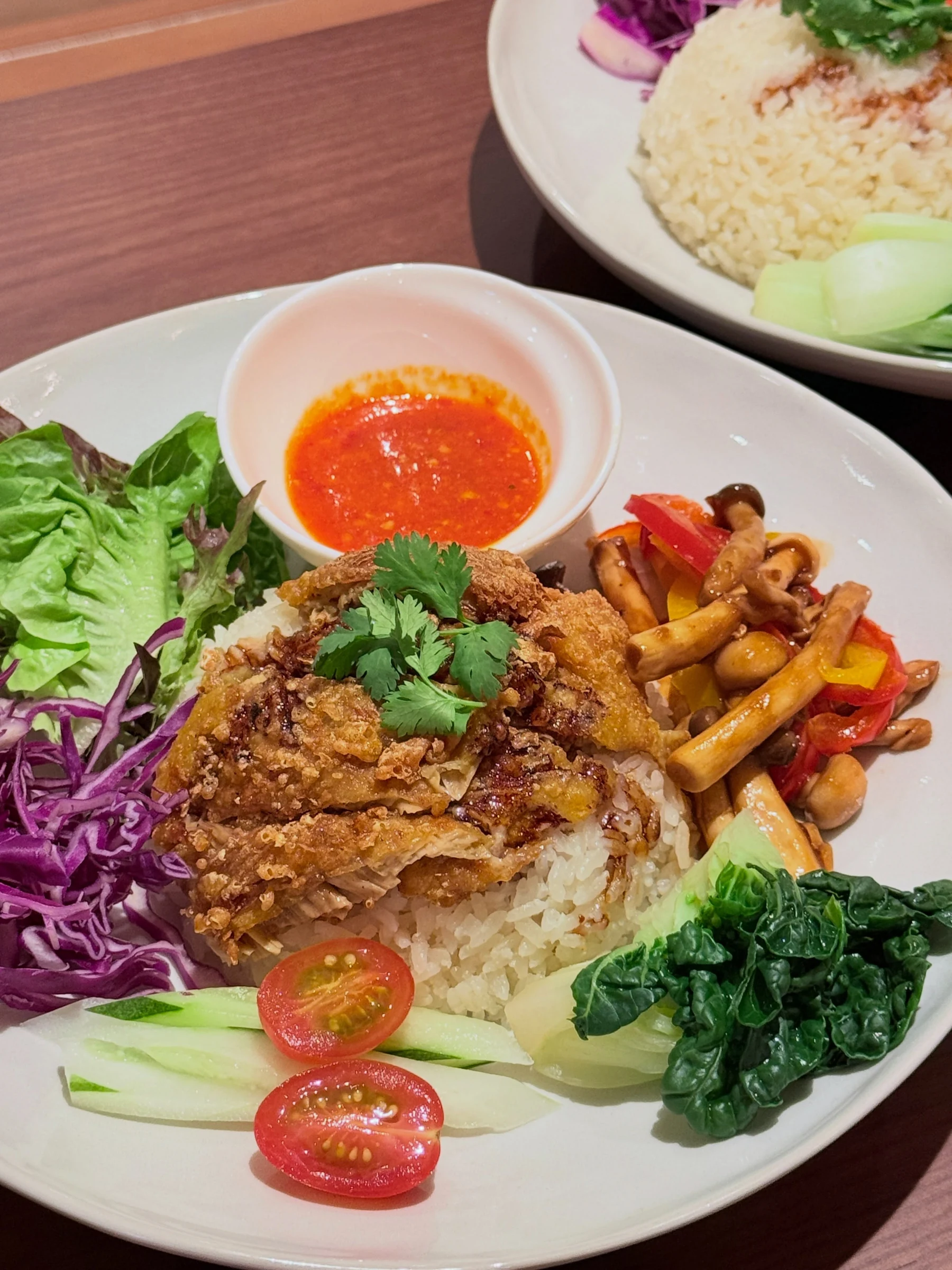 Crispy plant-based rice plate with mushrooms, greens and chilli sauce